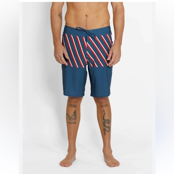 Volcom  Board Shorts Size 36 blue and red - Picture 3 of 8